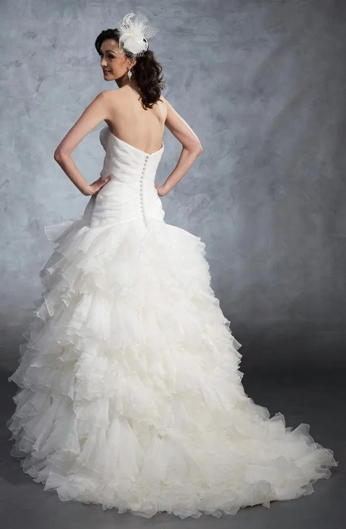 ---A-line wedding dress crafted in organza and satin, low-rise sweetheart neckline bodice featuring horizontal drapes and pearl,