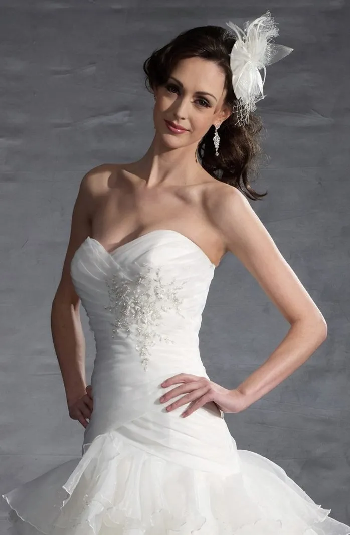 ---A-line wedding dress crafted in organza and satin, low-rise sweetheart neckline bodice featuring horizontal drapes and pearl,