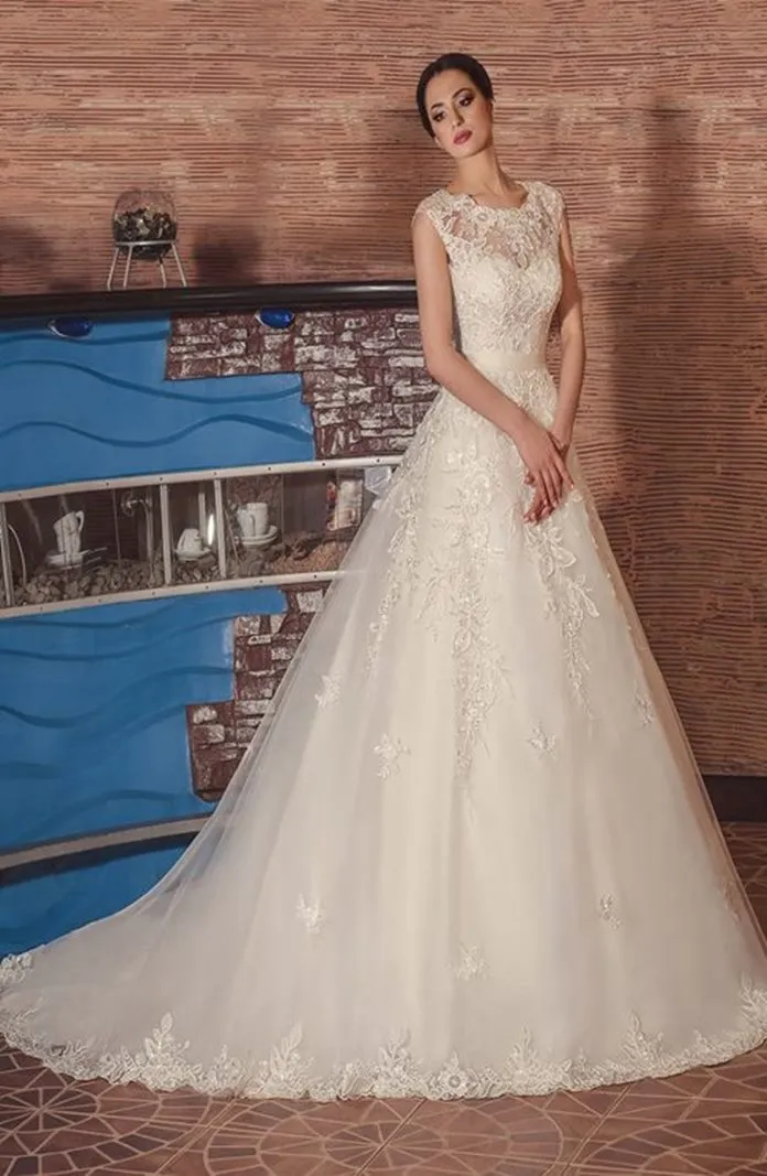 ---Traditional Italian A-line wedding dress made in tulle and satin with lace appliqués--