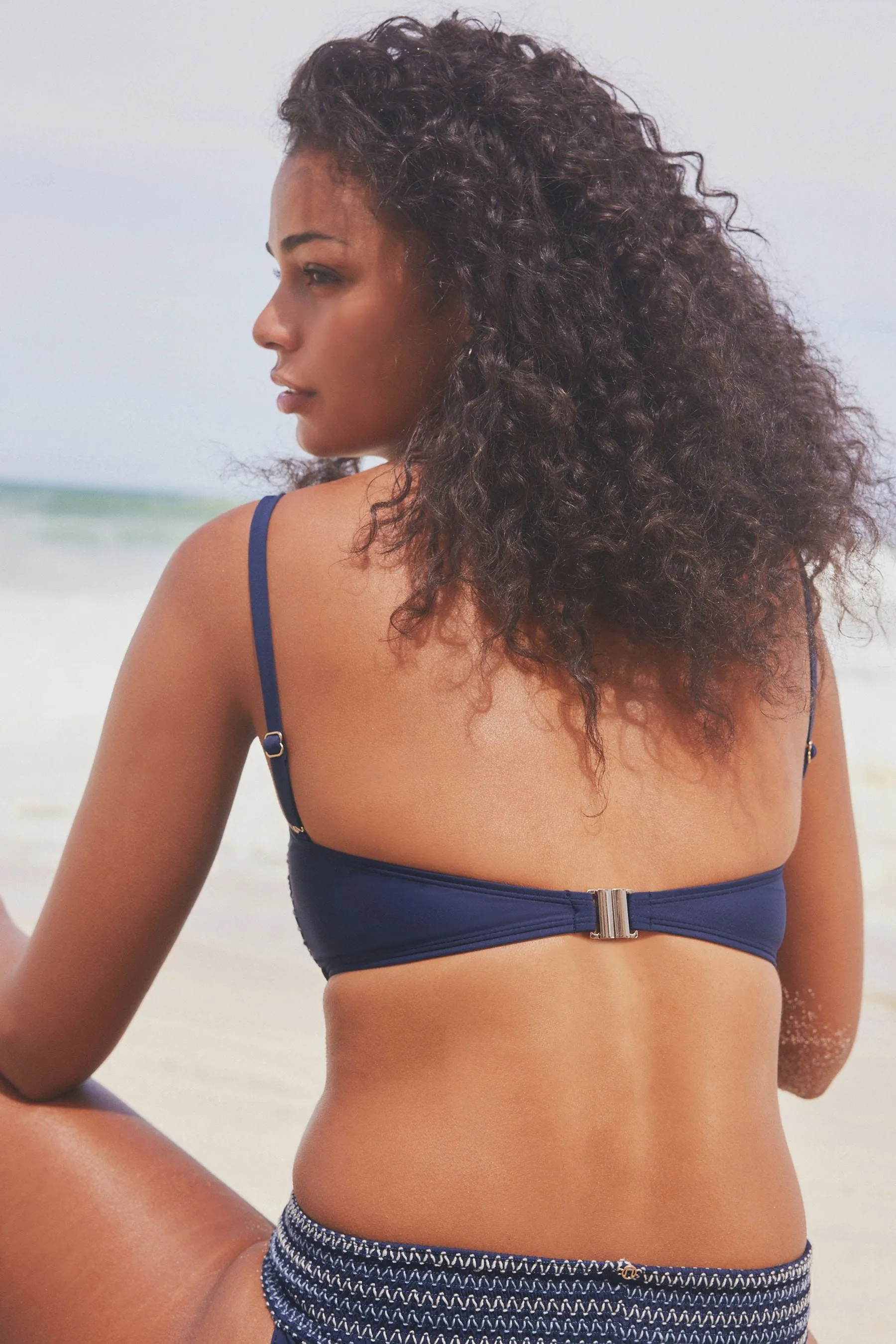 Blu navy con ricami a contrasto  - Top bikini a fascia con arricciature