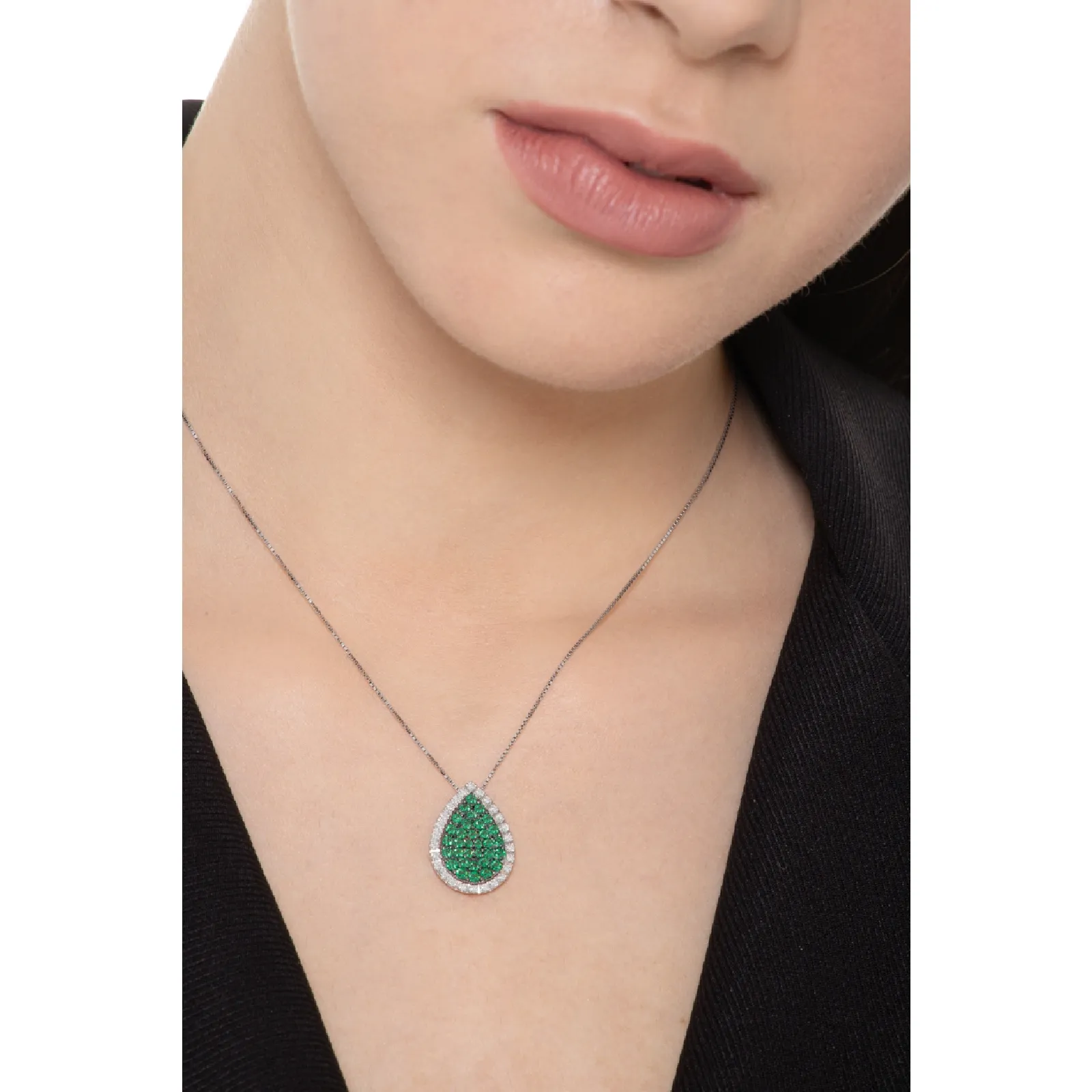 Collana in oro bianco 18k con pendente a goccia in diamanti e smeraldi.