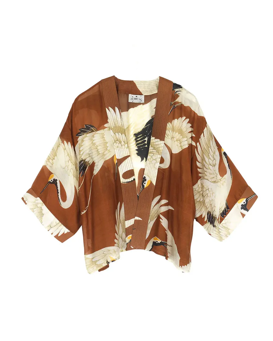 Kimono corto color mattone in cupro e modal a fantasia cicogne con cintura in vita