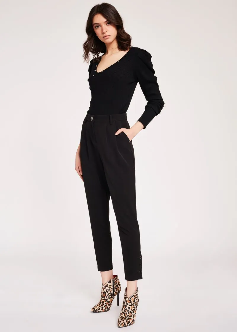 Maglia slim fit con borchie