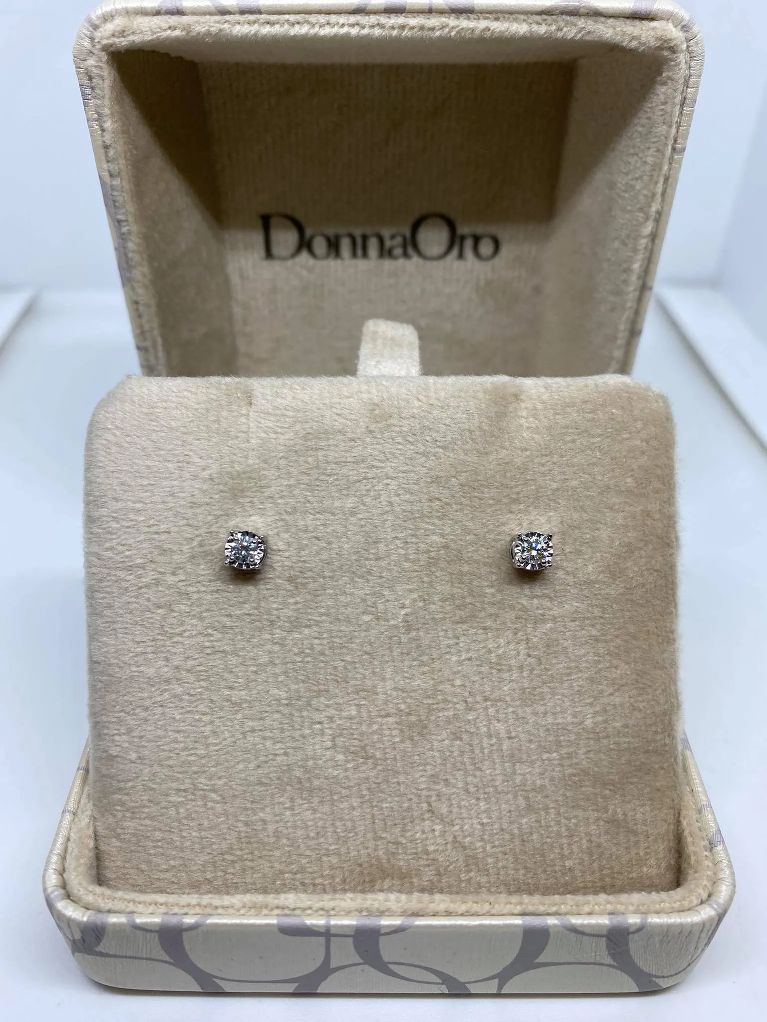 Orecchini Donna Oro Punto Luce con Brillante Ct 0.20