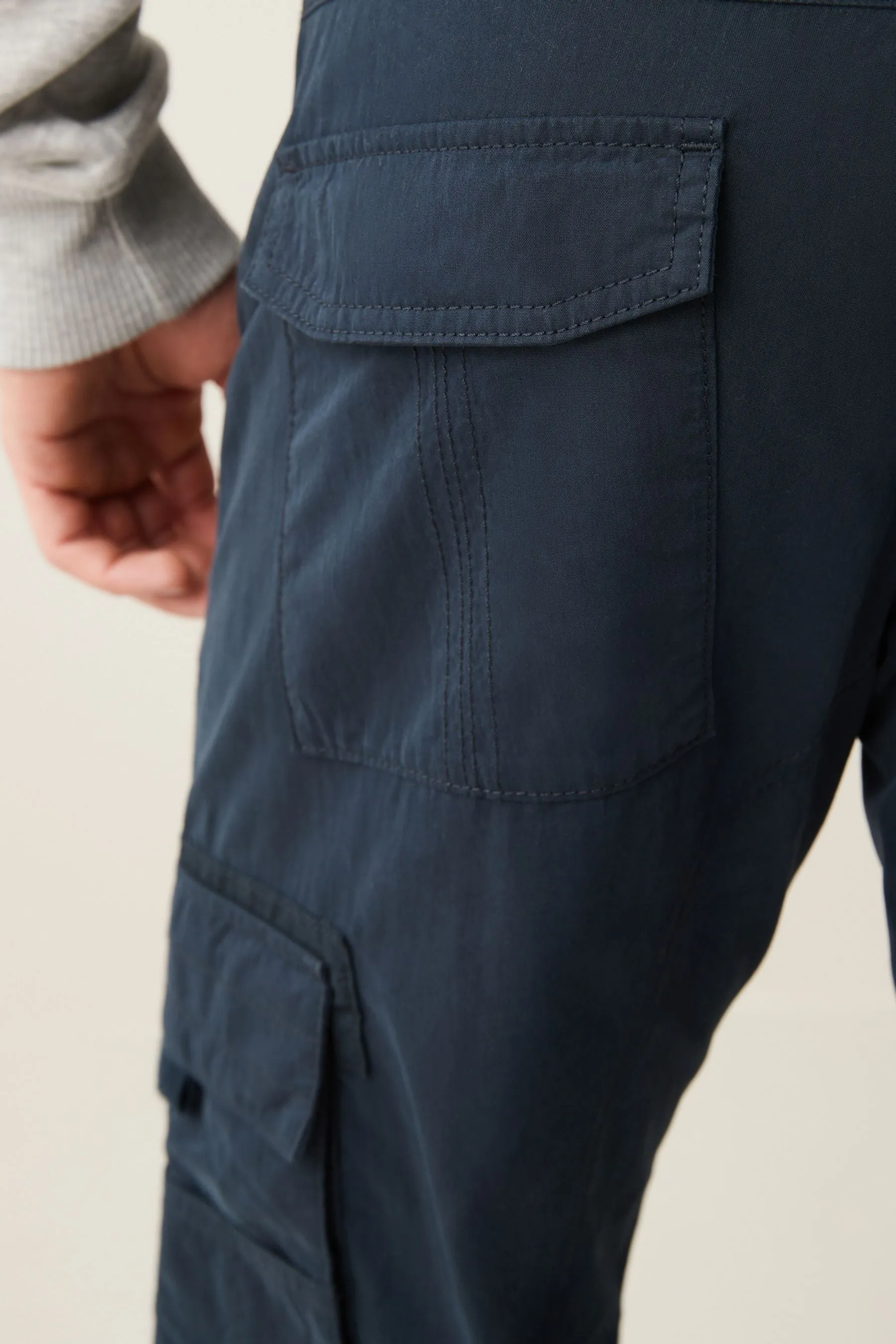 Pantaloni cargo tecnologici con cintura    